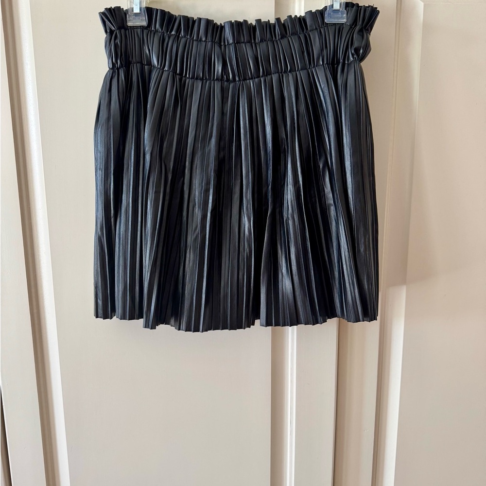 Chic Black Pleated Skirt